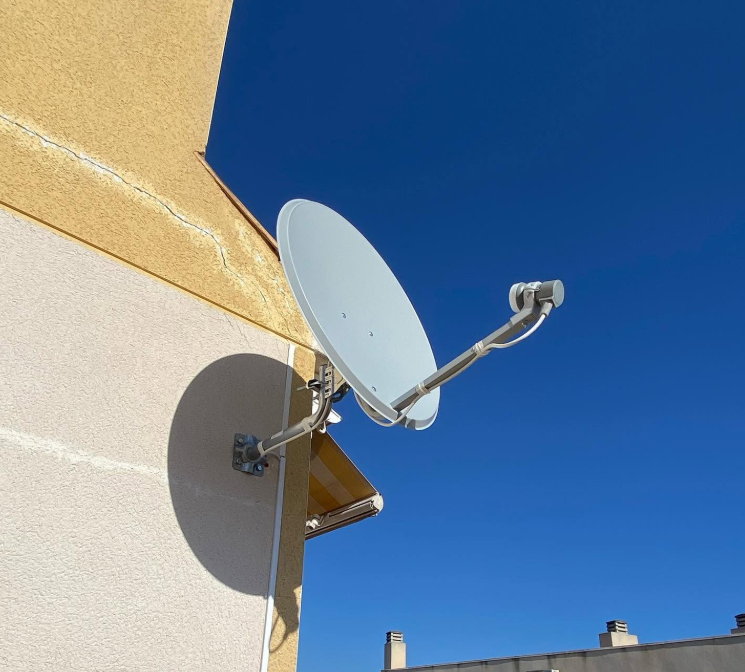 Instalación de antena parabólica en fachada