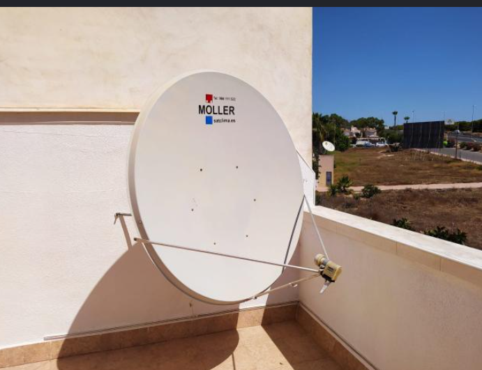 Antena parabólica Möller Sat Clima en terraza